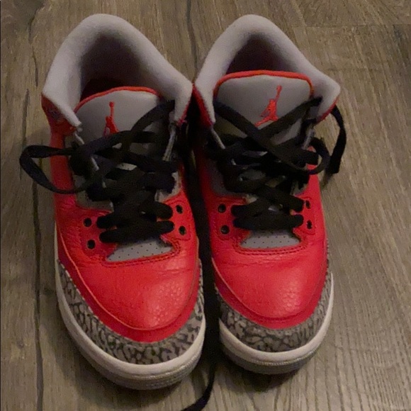 Retro Jordan s US size 5 red worn a few times - Picture 1 of 3